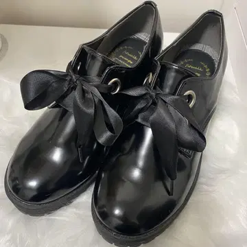 리본 포함 블랙 통굽 펌프스 M