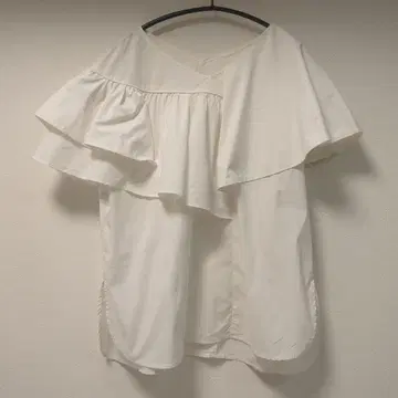 엘렌딕 프릴 장식 화이트 슬리브리스 셔츠