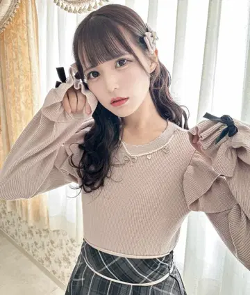 ROJITA 목걸이 부착 어깨 볼륨 프릴 니트탑