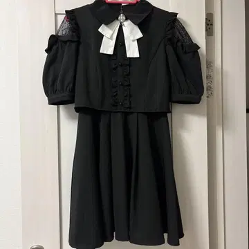 레이스 달린 블랙 미니 원피스 반팔