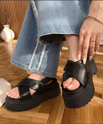 블랙 크로스 스트랩 통굽 샌들