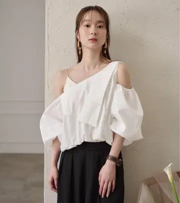 벌룬 원숄더 상의