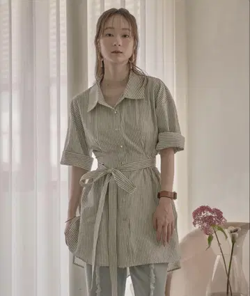 백 오픈 스트라이프 셔츠
