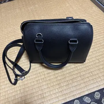 UNIQLO 블랙 가죽 핸드백 숄더 스트랩 포함