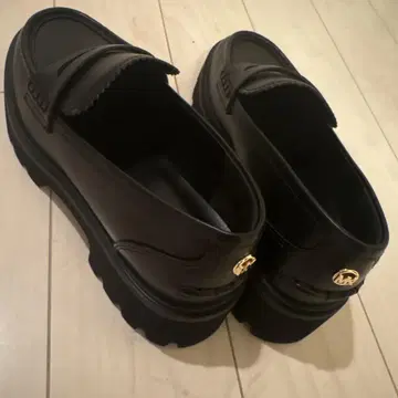 MICHAEL KORS 블랙 로퍼 통굽