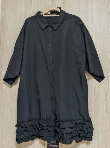로리즈팜 프릴 블랙 반팔 셔츠