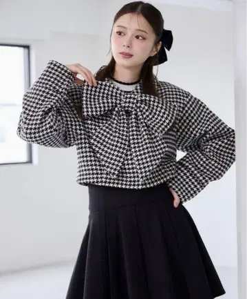 An MILLE 빅 리본 숏코트 하운드투스 체크 패턴