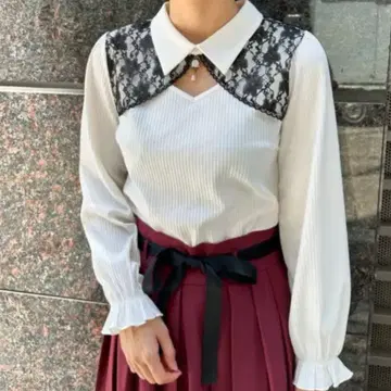 axes femme 로즈 참 부착 블라우스