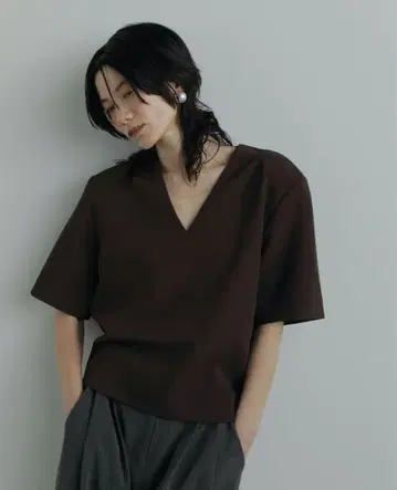 anuke Powershoulder Vneck Tops