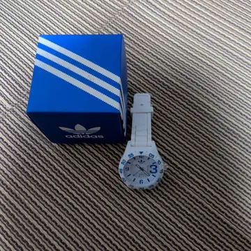adidas 화이트 블루 아날로그 시계
