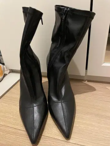 ZARA 블랙 가죽 부티