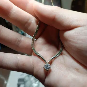 V자형 크리스탈 목걸이