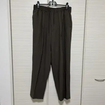 유니클로 C 감동 턱 팬츠 다크 브라운 M 사이즈