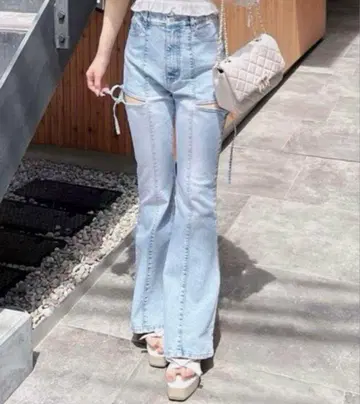 INGNI 사이드 리본 컷 아웃 플레어 데님 팬츠