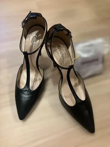 새상품 MAMIAN 22.5cm 스틸레토 T스트랩 펌프스