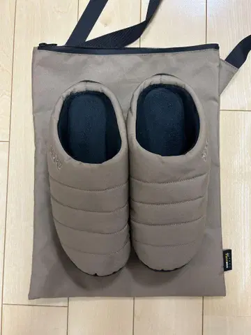 SUBU 베이지 슬립온 수납 가방 포함