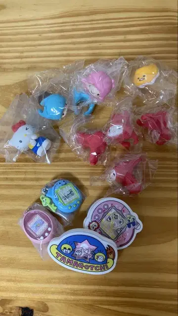 헬로키티, 마이멜로디, 키키라라, 구데타마, 타마고치 피규어 세트
