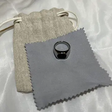 13lue Black rounded ring