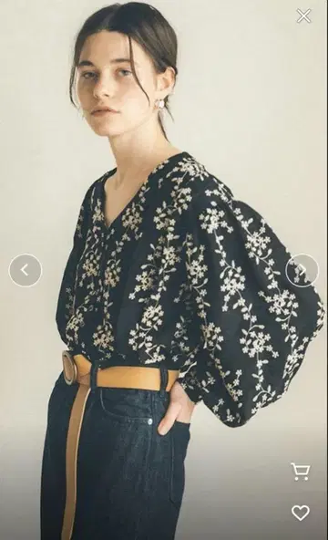 클라네 STRIPE FLOWER EMBROIDERY 블라우스