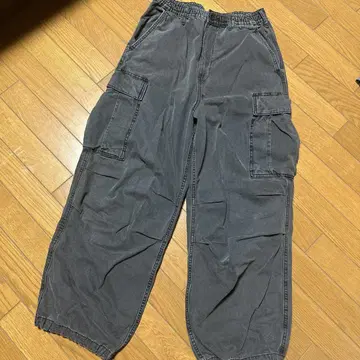 그레이 카고 팬츠 넉넉한 실루엣