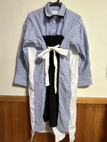 가스 반 산트처럼 푸른 이 소재 절개 셔츠 원피스