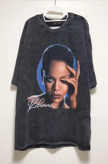 리한나 Rihanna 티셔츠