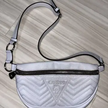 GUESS 화이트 퀼팅 숄더백
