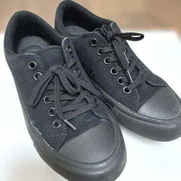 UNIQLO 블랙 스니커즈 23.5cm