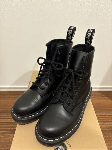 Dr. Martens 8홀 부츠