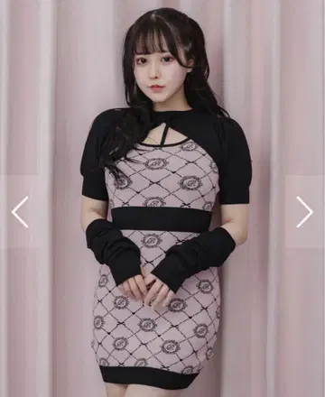 pium 모노그램 컷 아웃 니트 원피스