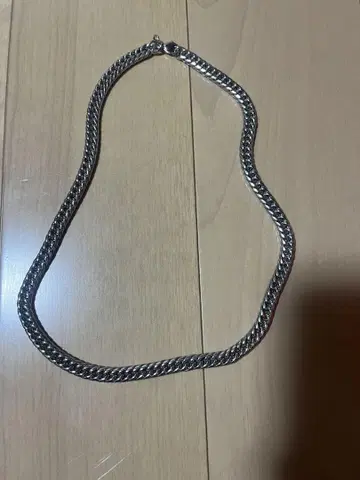 형에게 물려받은 목걸이