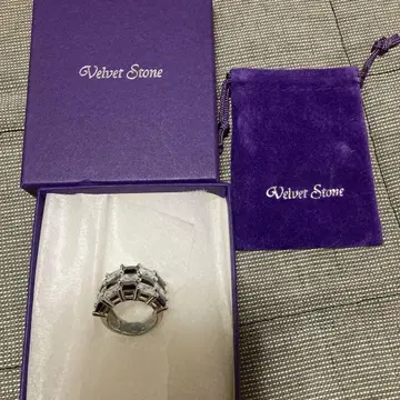 Velvet Stone 다층 반지 블랙과 투명