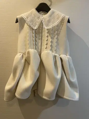 Bibiy. 프릴 장식 화이트 베스트