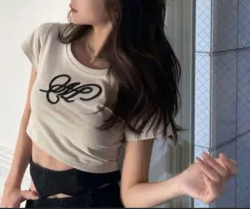 MELT THE LADY 크롭 T셔츠 베이지