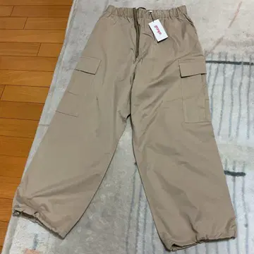 베이지 카고 팬츠 포켓 부착