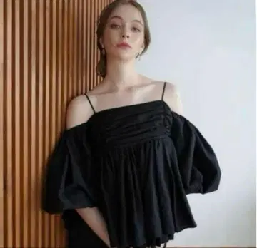 Acka. puffy gather blouse