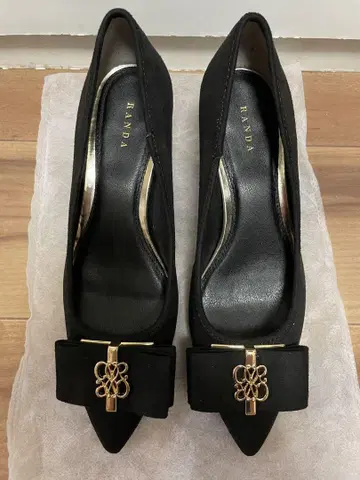 RANDA 모노그램 부품 리본 핏 펌프스 23.5cm