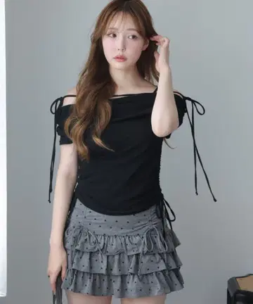 오프숄더 블랙 상의