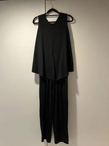 블랙 슬리브리스 올인원