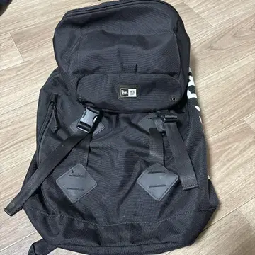 NEW ERA 블랙 백팩