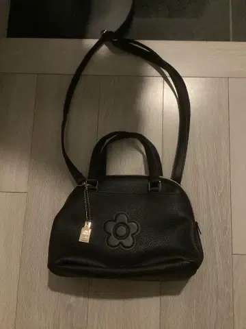 플라워 모티브 블랙 숄더백 마리콴트