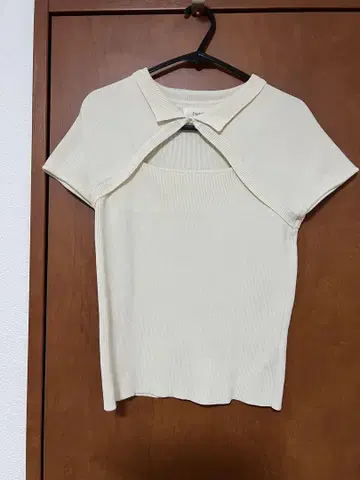 다리치 크림색 카라 부착 니트탑