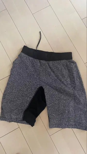 룰루레몬 lululemon 스트레치 소재 그레이 계열 숏팬츠