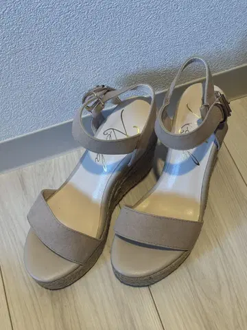 베이지 스트랩 웨지솔 샌들