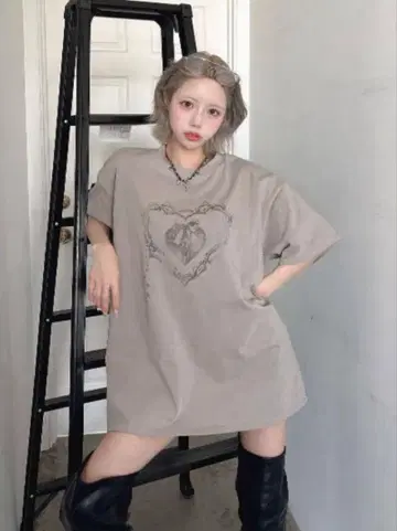 다리치 하트키페이드 빅 T셔츠 그레이쉬 베이지
