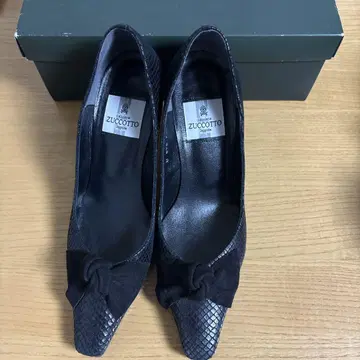 주코토 블랙 펌프스