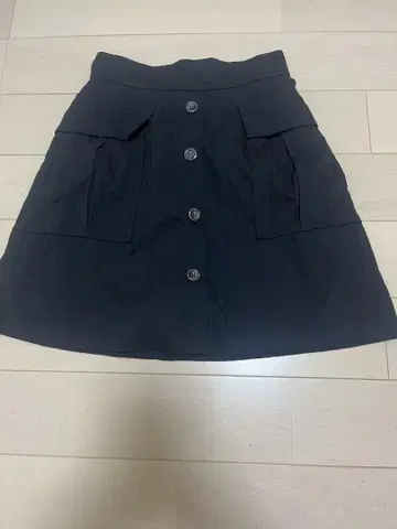 블랙 버튼 타이틀 미니 스커트