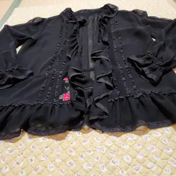 새상품급 잉게보그 시어 자수 프릴 오버 블라우스