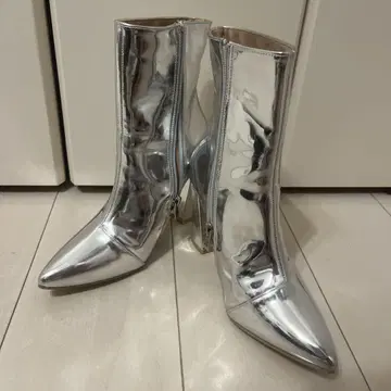 실버 메탈릭 지퍼 부츠