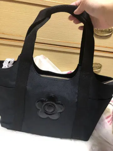 블랙 핸드백 꽃 모티브 포함